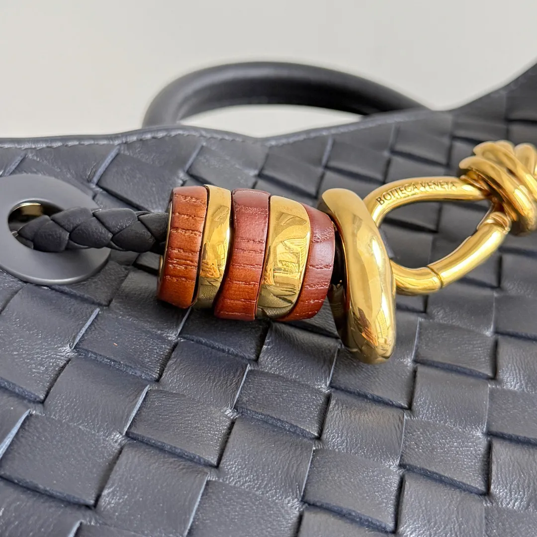 The new Andiamo batch of 3060 BV is shipped‼ ️The classic intercciato weaving process is used to create a soft bag, the metal knot is made of micro-cast aluminum using jewelry technology🪢, and the decorative beads are made of metal and hand-polished oak, allowing you to jump repeatedly between elegance and fun💃, making it unpredictable. Classic and versatile, it shows off your temperament, and the bag has a large capacity, making it very convenient for daily commuting! It has a variety of carrying methods, the shoulder straps can be adjusted by yourself, the original lambskin feels soft and delicate, and the unisex style breaks gender boundaries and brings a more practical and long-lasting use experience. The Andiamo, which has both elegant and casual styles, perfectly interprets the "fashionable old money style". Style number: 743568+wood hardware Color: space blue gold buckle Size: 25*22*10.5cm